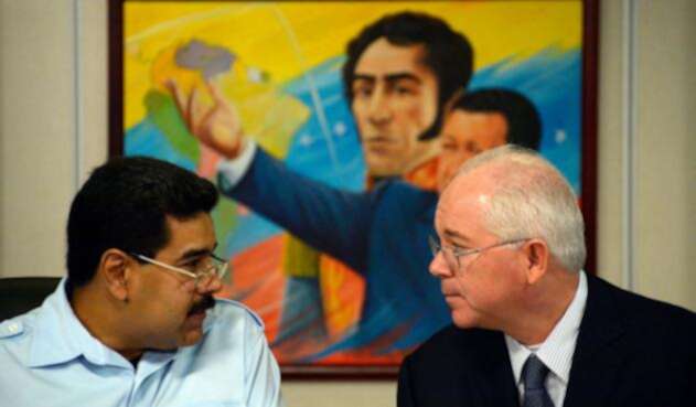 Nicolás Maduro, presidente de Venezuela, junto a Rafael Ramírez, expresidente de Petróleos de Venezuela, el 15 de noviembre de 2013 en Caracas. Al fondo un cuadro con el libertador Simón Bolívar y con Hugo Chávez, expresidente de los venezolanos