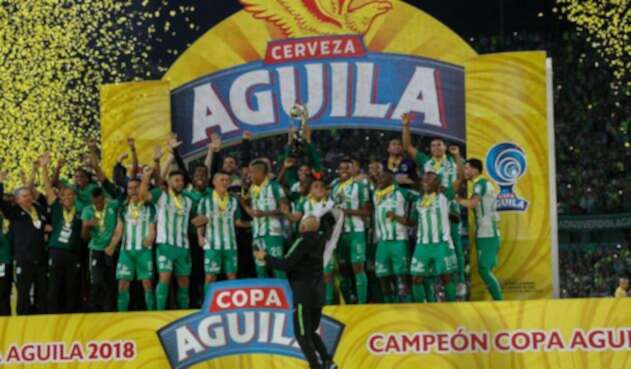 El plantel de Atlético Nacional celebrando el título de campeón de la Copa Águila 2018