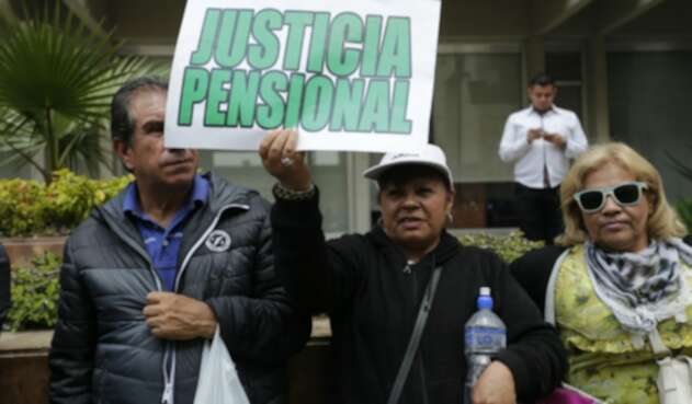Los pensionados del país insisten en reclamar la reducción de sus aportes a pensión.