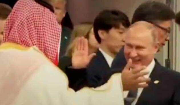 Mohamed bin Salmán, príncipe heredero saudí, saludando en Buenos Aires (Argentina) a Vladimir Putin, presidente ruso