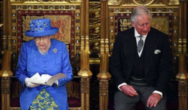 La Reina Isabel II y Príncipe Carlos, sucesor al trono.