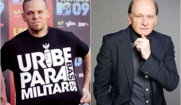 René Pérez Joglar, más conocido como Residente, con la camiseta que portó en 2009 en los Premios MTV, en Los Ángeles (Estados Unidos). A la derecha, el empresario y mánager Fernán Martínez