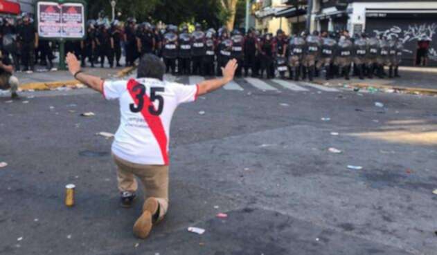 Enfrentamientos durante el día de la final aplazada de la Libertadores Enfrentamientos durante el día de la final aplazada de la Libertadores