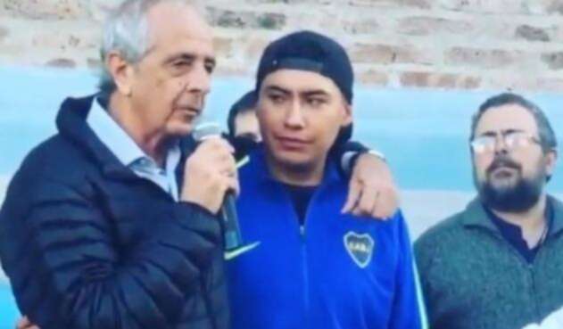 Rodolfo D’onofrio, presidente de River Plate con un hincha de Boca Juniors antes de la final de la Copa Libertadores