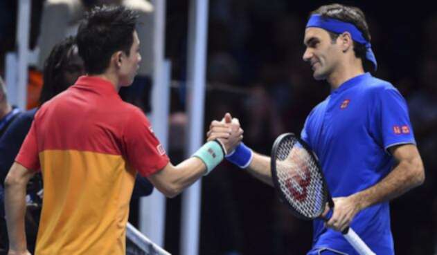 Federer se da la mano con Nishikori Federer se da la mano con Nishikori