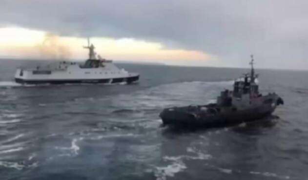 Barcos rusos atacan navíos ucranianos