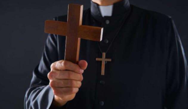 Sacerdote realizando un exorsismo Sacerdote realizando un exorsismo