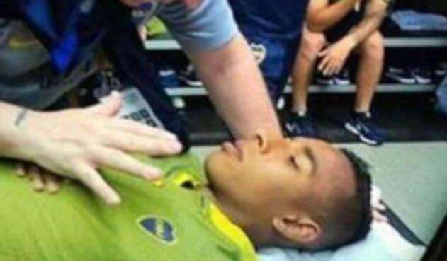 Sebastián Villa siendo atendido por personal de Boca Sebastián Villa siendo atendido por personal de Boca