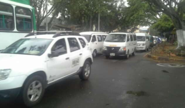 Entre 300 y 400 vehículos de transporte público se movilizan en este jueves desde cinco puntos de Cali.