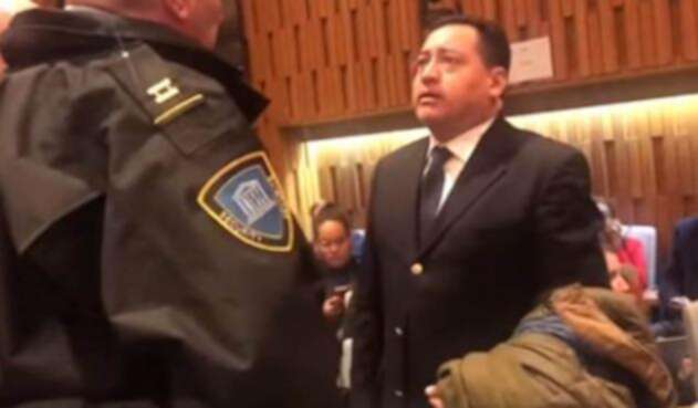 Momento en que los colombianos Freddy Antonio Preciado y Edilberto Muñoz son expulsados de la Unesco, en París