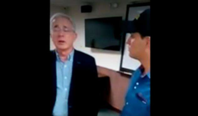 El expresidente Álvaro Uribe instando al presidente a que "Duque enderece"