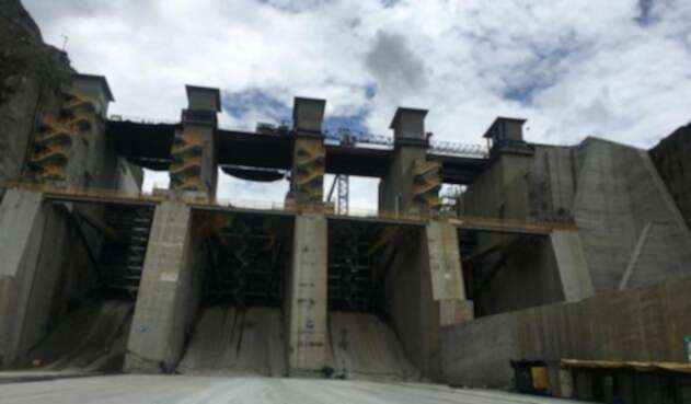 Las cuatro compuertas están listas para comenzar a verter el agua. Las estructuras se irán abriendo y cerrando, según el caudal del río Cauca.