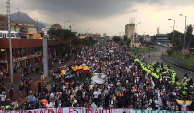 El paso de la marcha estudiantil por la estación de los Héroes