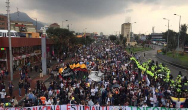 Marcha de estudiantes en la Autopista Norte de Bogotá