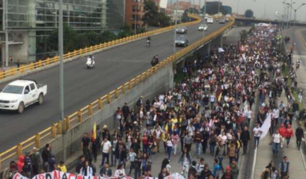 Multitudinaria marcha de estudiantes en Bogotá