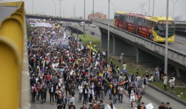 Los estudiantes llegando a la estación de la calle 100 de Transmilenio