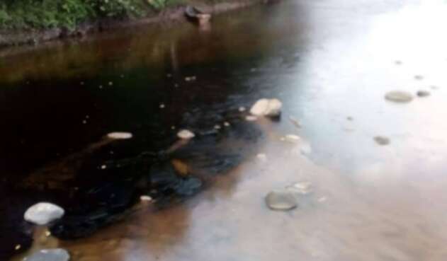Contaminación con petróleo en ríos de Boyacá y Arauca