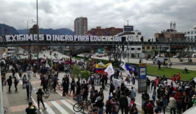 Estudiantes marchan en la avenida NQS