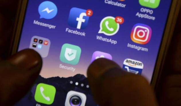 Usuario navegando en las apps de su teléfono celular Usuario navegando en las apps de su teléfono celular