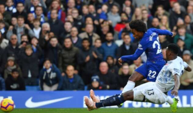 Yerry Mina, en acción ante Willian en el Stamford Bridge, en Londres