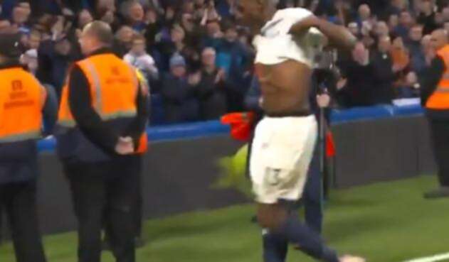 Yerry Mina regala su camiseta a un aficionado en la grada de Stamford Bridge en el Chelsea vs Everton Yerry Mina regala su camiseta a un aficionado en la grada de Stamford Bridge en el Chelsea vs Everton