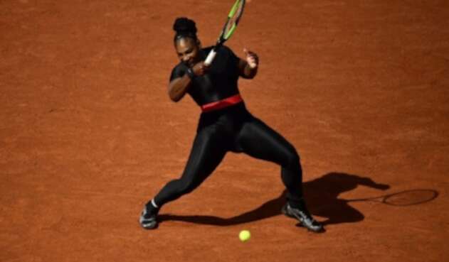 Serena Williams de los EE. UU. Juega el regreso de derecha a Kristyna Pliskova, de la República Checa, durante el partido de la primera ronda de sus singles femeninos el día tres del torneo de tenis Roland Garros 2018 French Open en París el 29 de mayo de 2018.