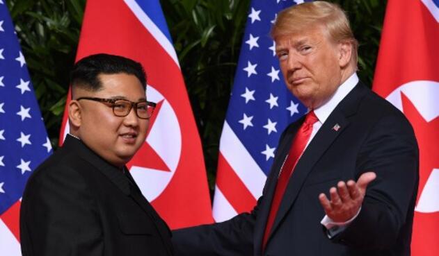 Donald Trump y Kim Jong Un El presidente de los Estados Unidos, Donald Trump (R), hace gestos cuando se reúne con el líder de Corea del Norte, Kim Jong Un.