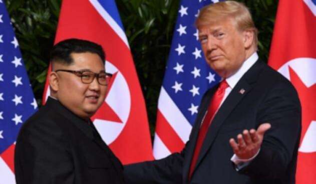 El presidente de los Estados Unidos, Donald Trump (R), hace gestos cuando se reúne con el líder de Corea del Norte, Kim Jong Un.