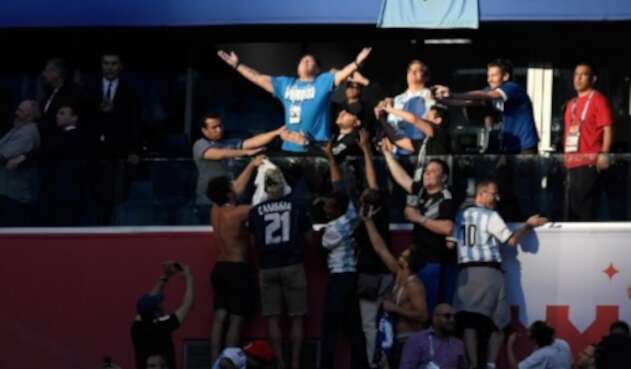 El delantero retirado de Argentina, Diego Maradona (arriba C) reacciona antes del partido de fútbol del Grupo D de la Copa Mundial de Rusia 2018 entre Nigeria y Argentina en el Estadio de San Petersburgo en San Petersburgo el 26 de junio de 2018.
