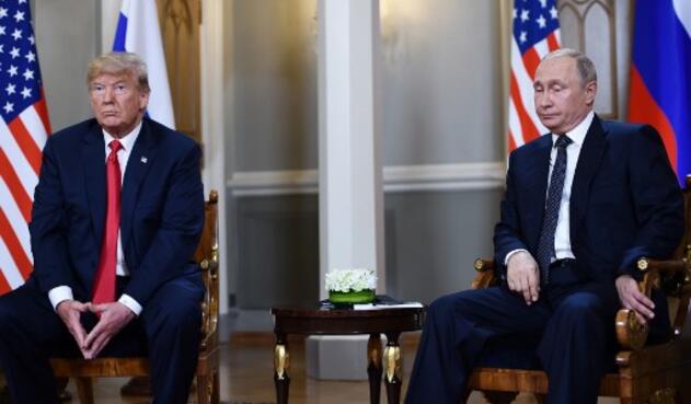 El presidente ruso Vladimir Putin (R) y el presidente estadounidense Donald Trump asisten a una reunión en Helsinki, el 16 de julio de 2018.