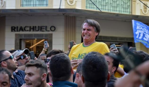 El candidato presidencial brasileño de derecha Jair Bolsonaro gesticula después de ser apuñalado en el estómago durante un mitin de campaña en Juiz de Fora, estado de Minas Gerais, en el sur de Brasil, el 6 de septiembre de 2018. Frontrunner Bolsonaro fue atacado con un cuchillo mientras hacía campaña, pero Escapó con heridas leves, dijo su hijo.