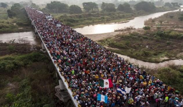 Vista aérea de los migrantes hondureños que se dirigen en una caravana a los EE. UU., Mientras salen de Arriaga rumbo a San Pedro Tapanatepec, en el sur de México, el 27 de octubre de 2018. México anunció el viernes que ofrecerá atención médica a los migrantes de América Central, educación para sus Niños y acceso a empleos temporales, siempre y cuando se queden en dos estados del sur.