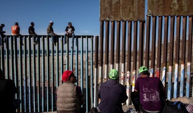 Migrantes de países centroamericanos pobres Un grupo de migrantes de países centroamericanos pobres, en su mayoría hondureños, que se dirigen a Estados Unidos con la esperanza de una vida mejor, se ven cerca de la frontera de Estados Unidos en Playas de Tijuana, México, el 13 de noviembre de 2018.