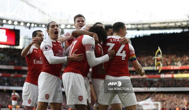 Pese al racismo, así celebró el Arsenal