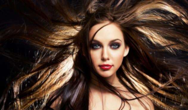Una mujer exhibe su largo cabello Una mujer exhibe su largo cabello