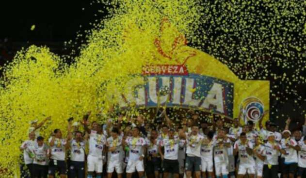 Los jugadores del Junior celebran la octava estrella del elenco 'Tiburón'