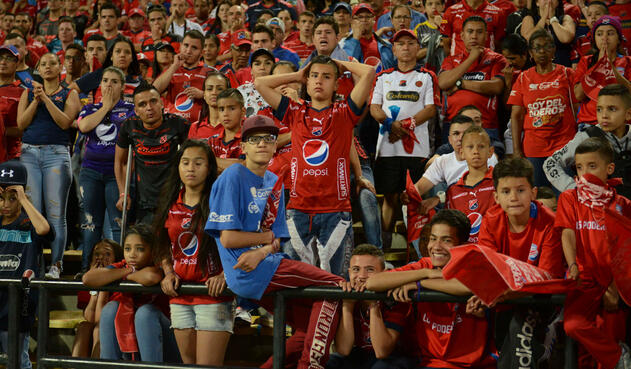 Los hinchas del Medellín, resignados ante la derrota del Medellín frente a Junior