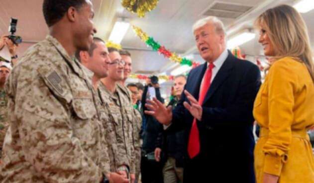Donald Trump Donald Trump llegó a visitar a las tropas estadounidenses en Irak.