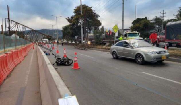 Se desplomó estructura sobre motociclista en vía Bogotá - Girardot Se desplomó estructura sobre motociclista en vía Bogotá - Girardot