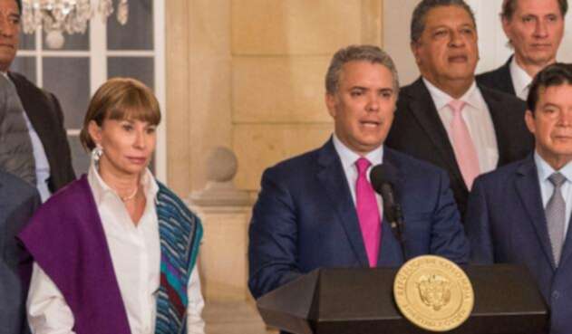 Alicia Arango, ministra de Trabajo, en compañía del presidente Juan Manuel Santos en la Casa de Nariño, anunciando el salario mínimo de 2019