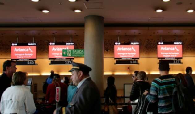 Pasajeros de Avianca en el aeropuerto El Dorado, en Bogotá