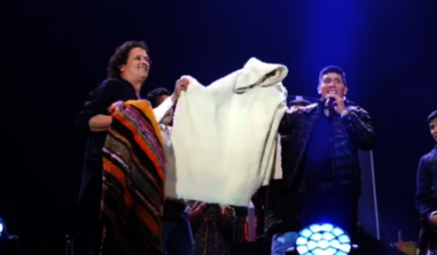 Nairo Quintana le regaló a Carlos Vives, la ruana que su mamá le dio para soportar el frío de Europa.