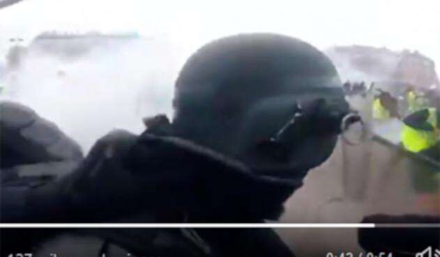 El policía en París frente a los denominados "chalecos amarillos"