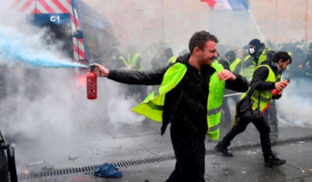 Los chalecos amarillos protestando en París (Francia)