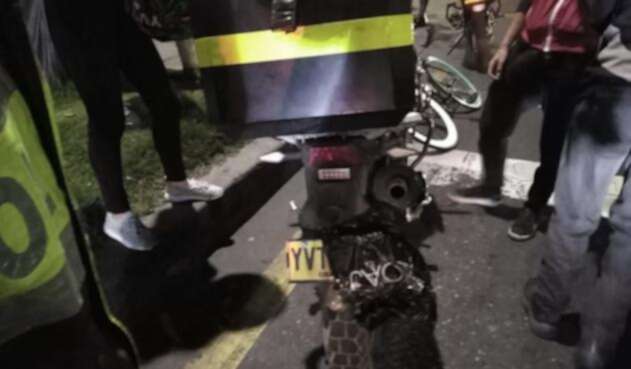 Con bolsa ocultaba la placa de su motocicleta