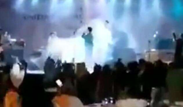 Tanto la banda, como el público presente en el evento musical fueron impactados por una fuerte ola que acabó con todo a su paso.
