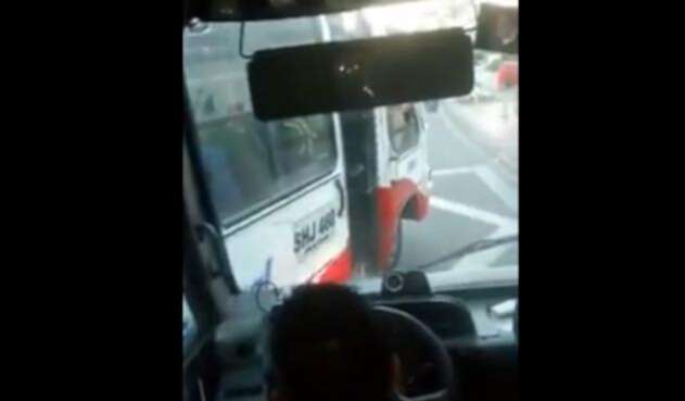 Conductores de transporte público casi se pelean en la vía