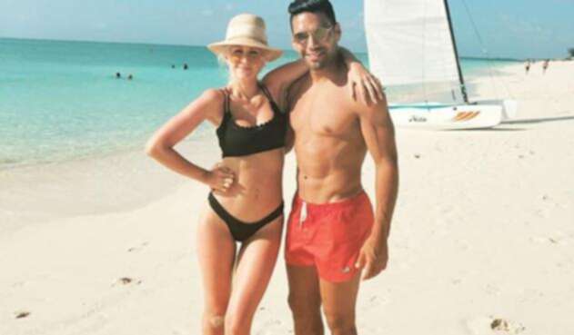 La pareja renovó sus votos matrimoniales.