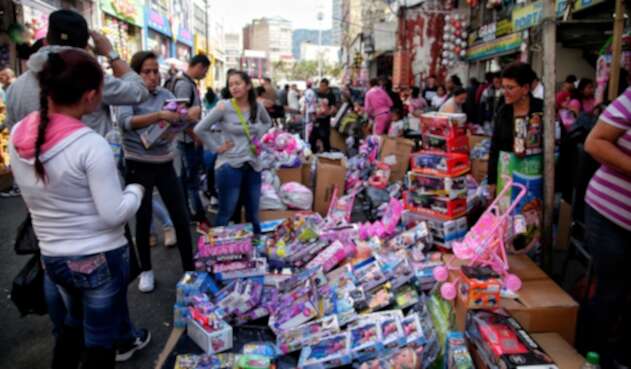 Colombianos durante sus compras navideñas en el centro de Bogotá