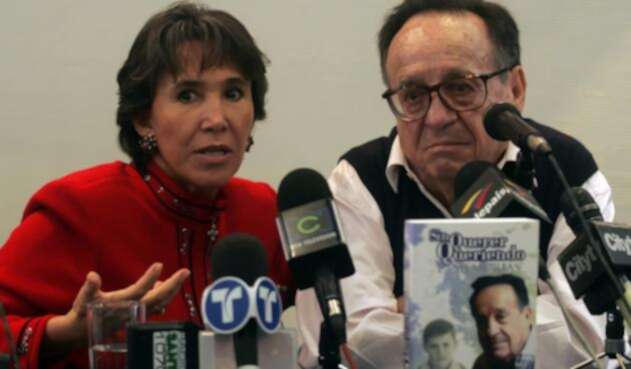Florinda Mesa y Chespirito en una rueda de prensa